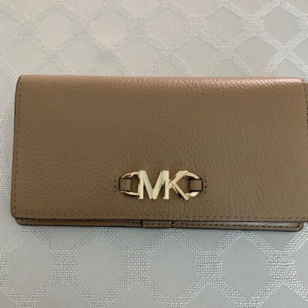 Michael Michael Kors Izzy Large Slim Wallet (Tan)
